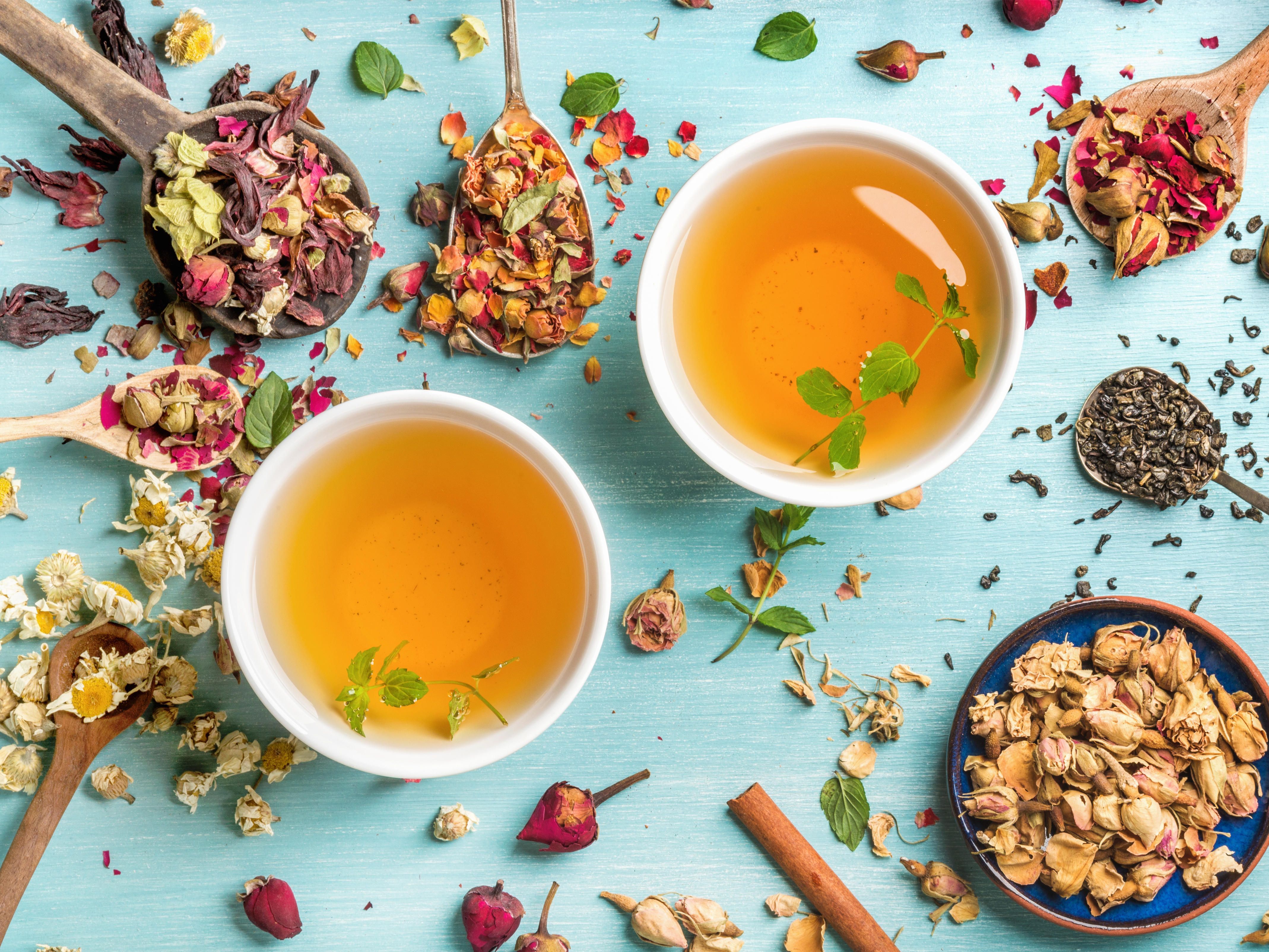 Golden chamomile and linden flower blend in a tin